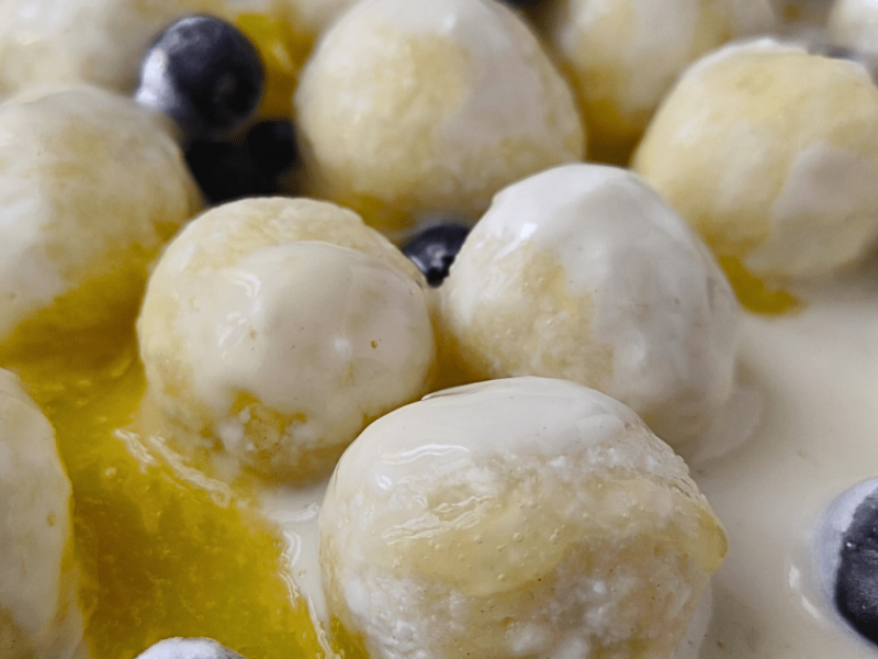 Leniwe kluski z pieczoną cytryną, jogurtem i borówkami.