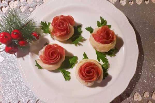 Róże z ciasta francuskiego i salami