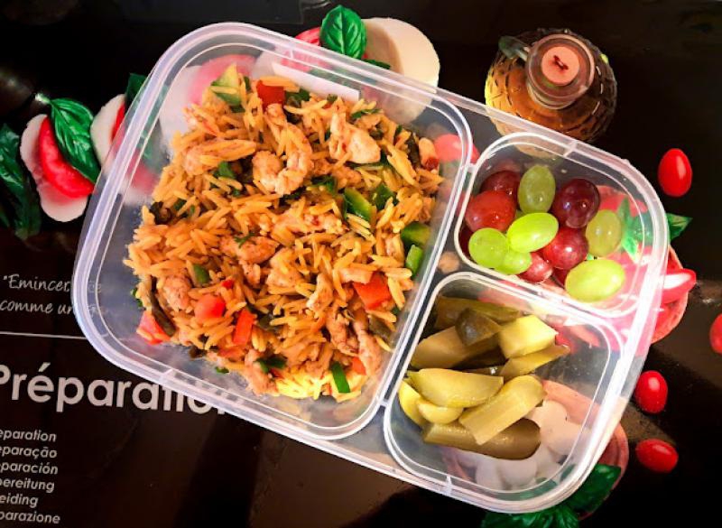 Kurczak z ryżem i papryką (lunchbox)