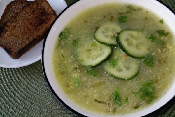 Zupa z zielonych ogórków