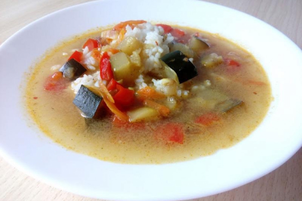 Zupa curry z cukinią i ryżem