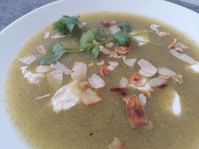 Zupa-krem z brokułów z fetą i prażonymi migdałami