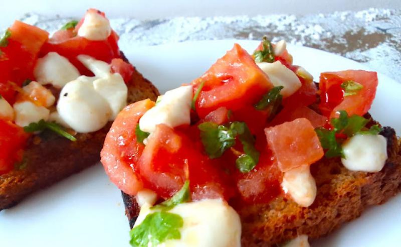 Bruschetta z mozzarellą