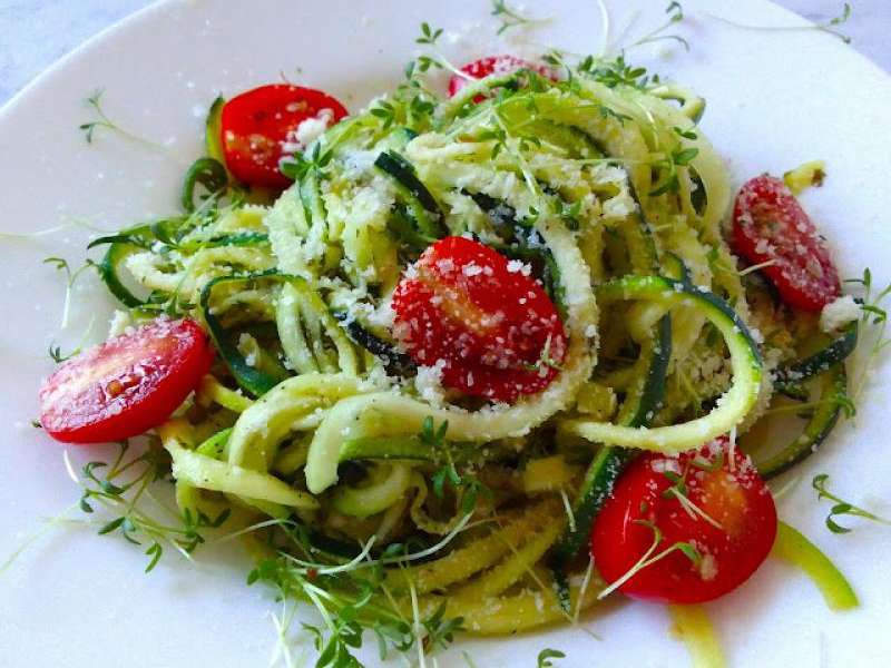 Spaghetti z cukinii z pomidorkami i parmezanem