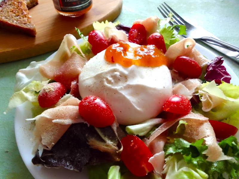 Burrata z mixem sałat i prosciutto