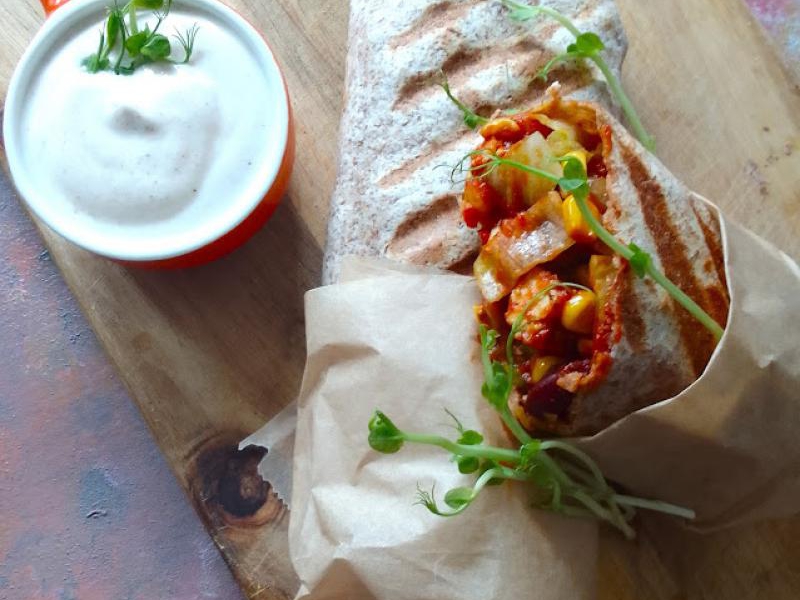 Wege burrito z tofu z sosem czosnkowym