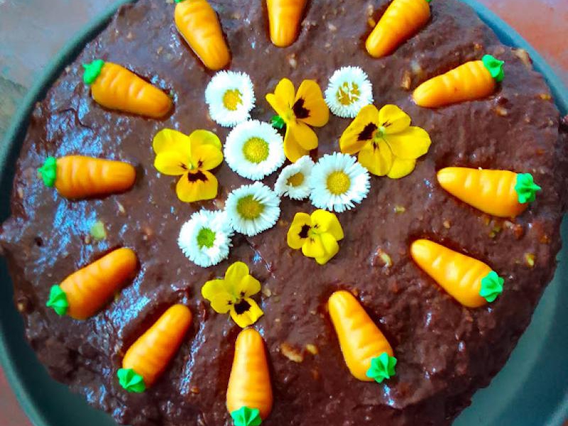 Tort marchwiowo-orzechowy  z kremem bananowo-kakaowym