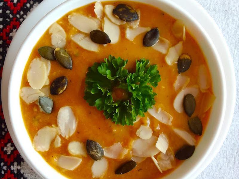 Zupa dyniowa z masłem orzechowym i migdałami