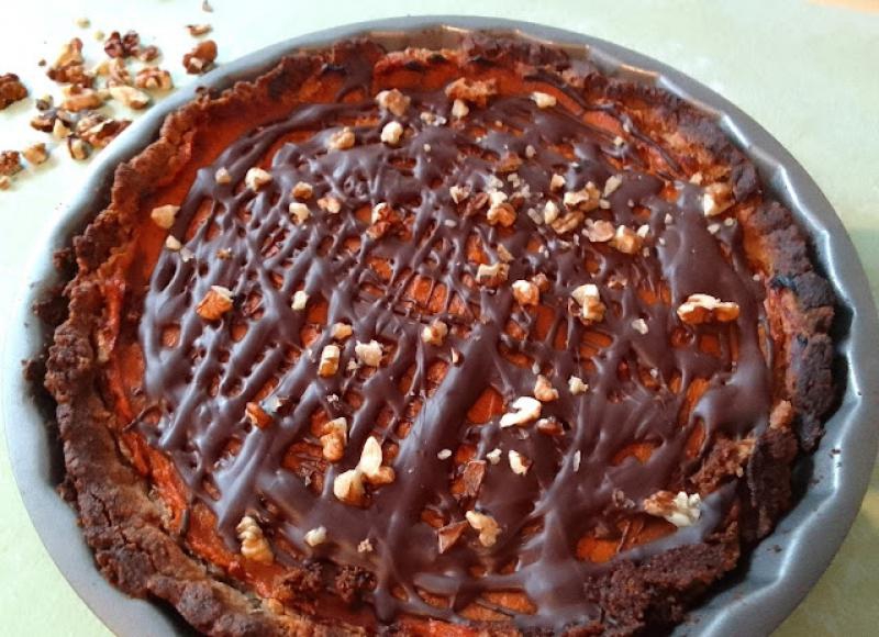 Tarta razowa z kremem dyniowym, czekoladą i orzechami