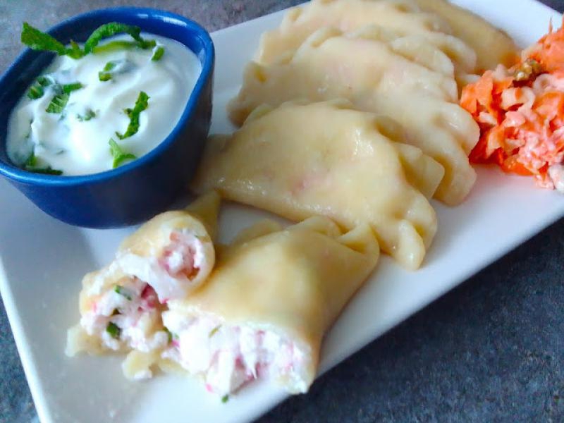 Pierogi z serem i sosem czosnkowym