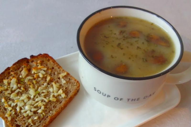 Zupa grzybowa z grzanką czosnkową