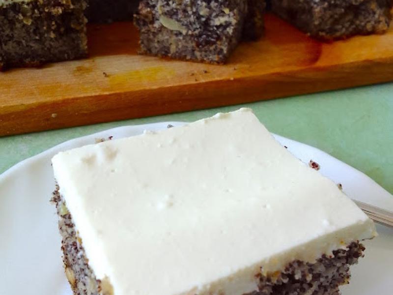 Makowiec bez mąki z polewą z twarożku wiejskiego