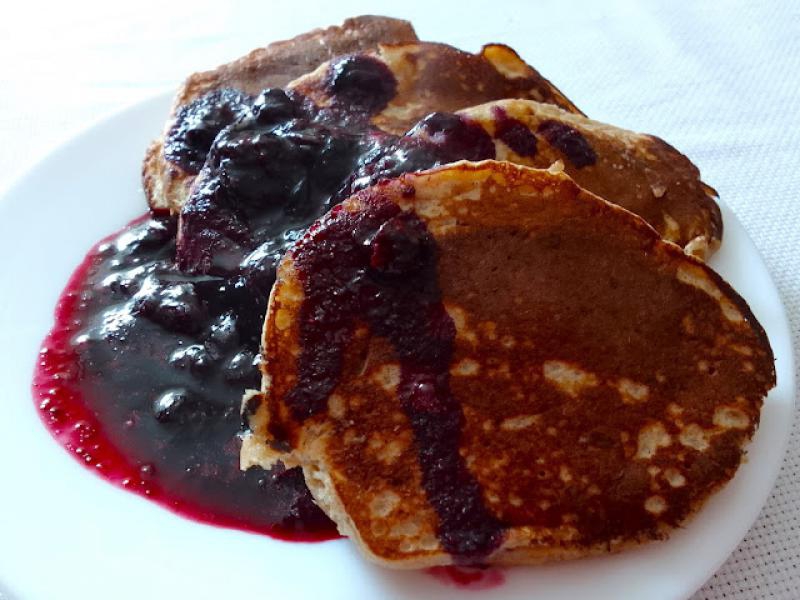 Placuszki owsiane na maślance z sosem owocowym