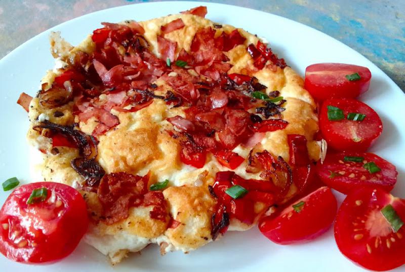 Omlet z białek z wędliną i warzywami