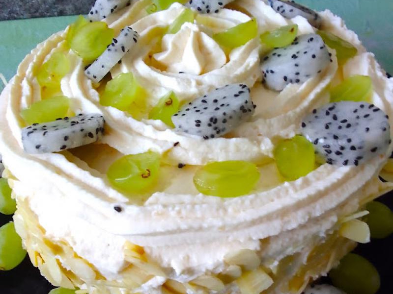 Tort owsiany z kremem twarożkowym, migdałami i owocami