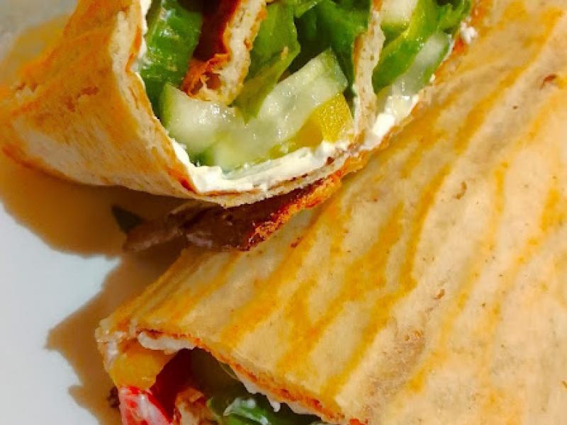 Proteinowy wrap z serka wiejskiego z warzywami