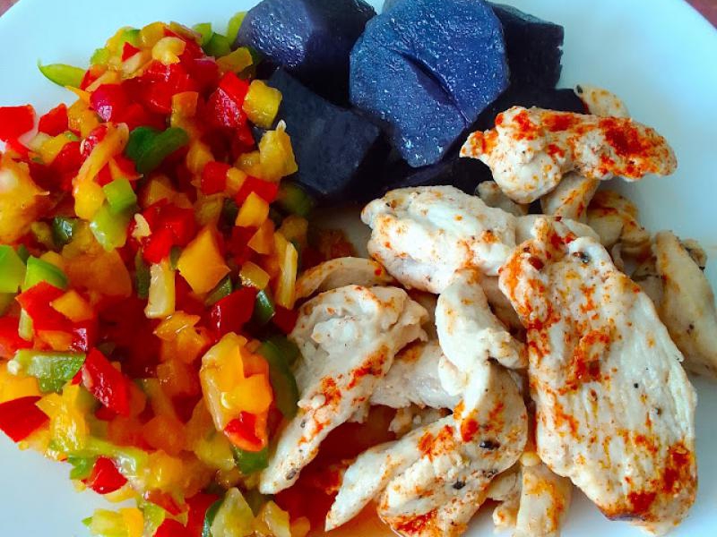Smażona pierś z kurczaka z salsą paprykowo-ananasową