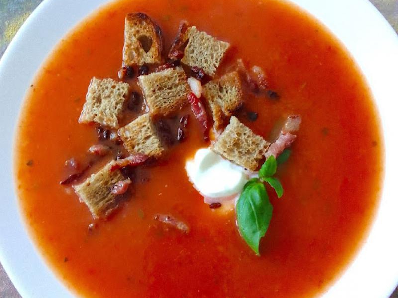 Zupa-krem jabłkowo-pomidorowa z boczkiem i grzankami