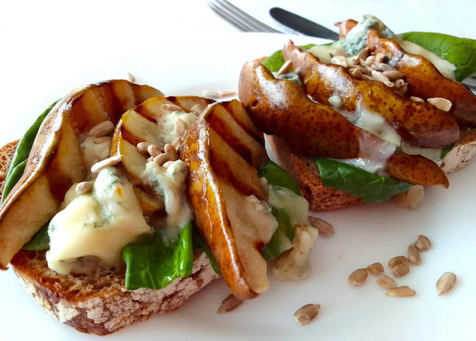 Grzanki z grillowaną gruszką i gorgonzolą