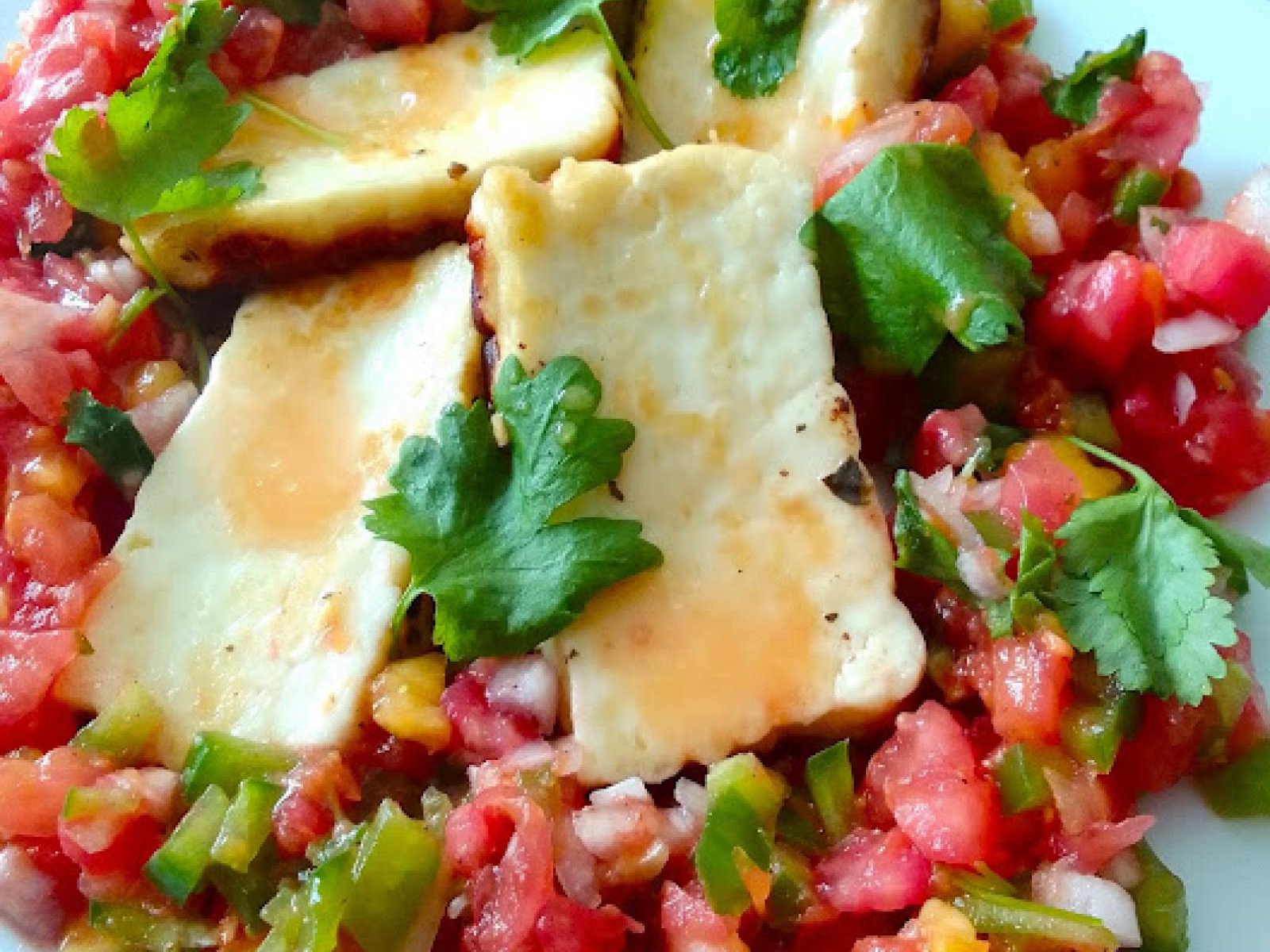 Halloumi z salsą pomidorowo-brzoskwiniową