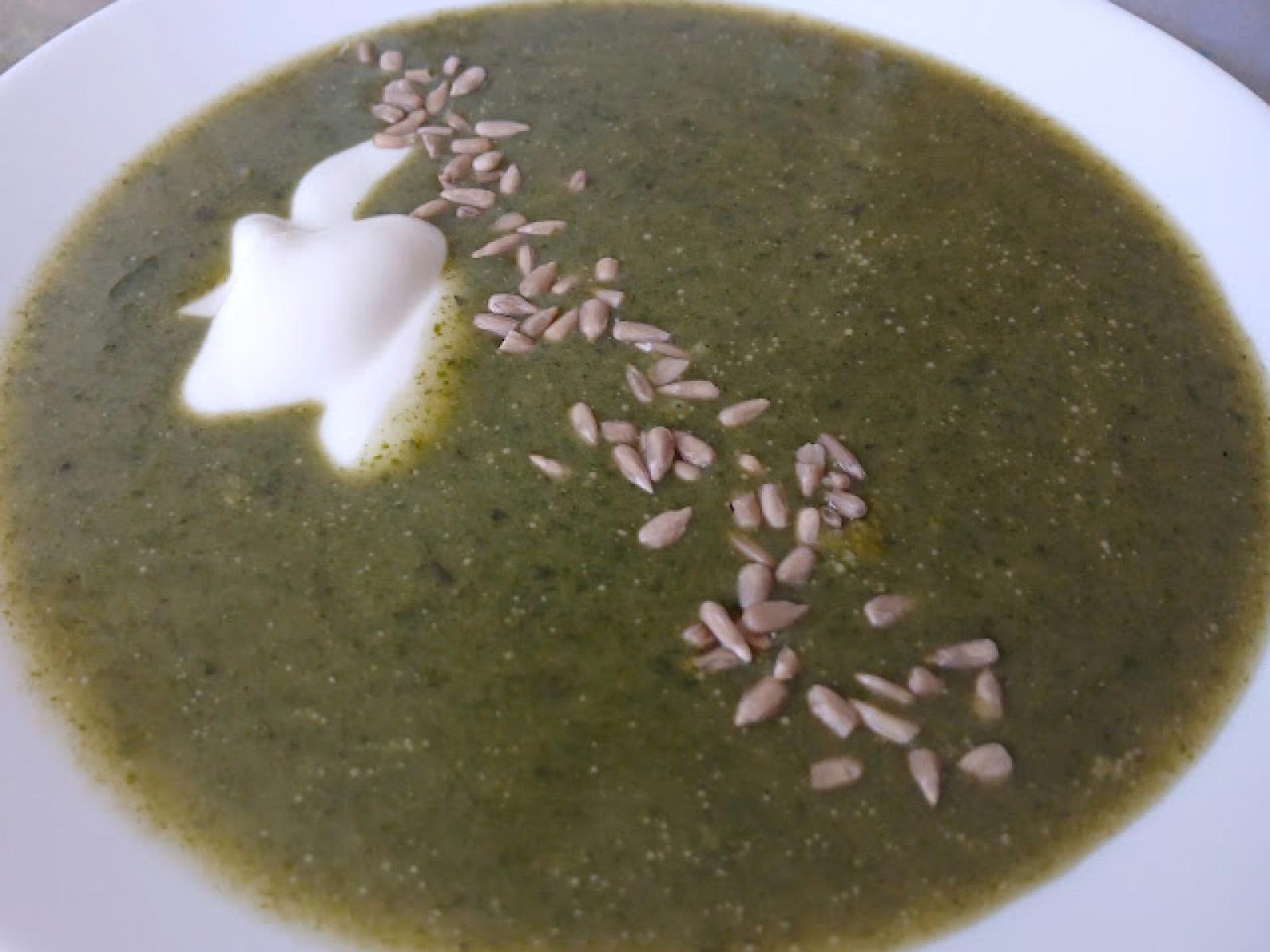 Zupa z pokrzywy z parmezanem i pestkami słonecznika