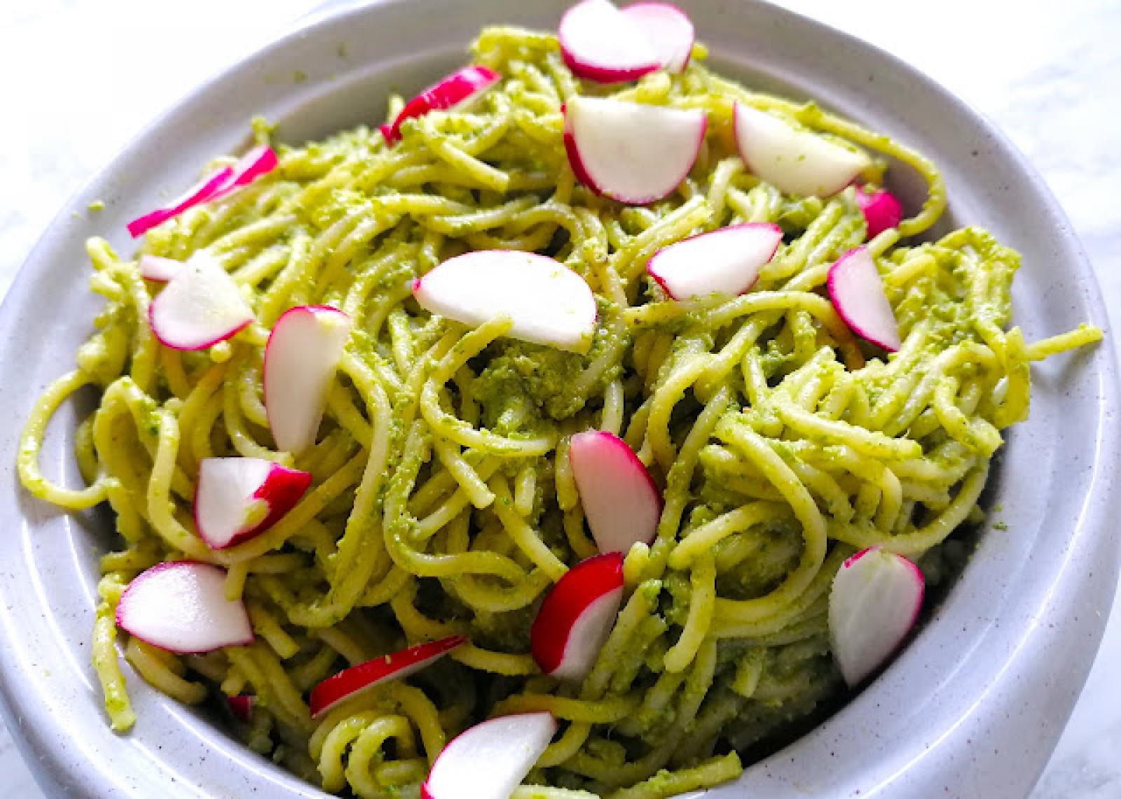 Spaghetti z pesto z liści rzodkiewki