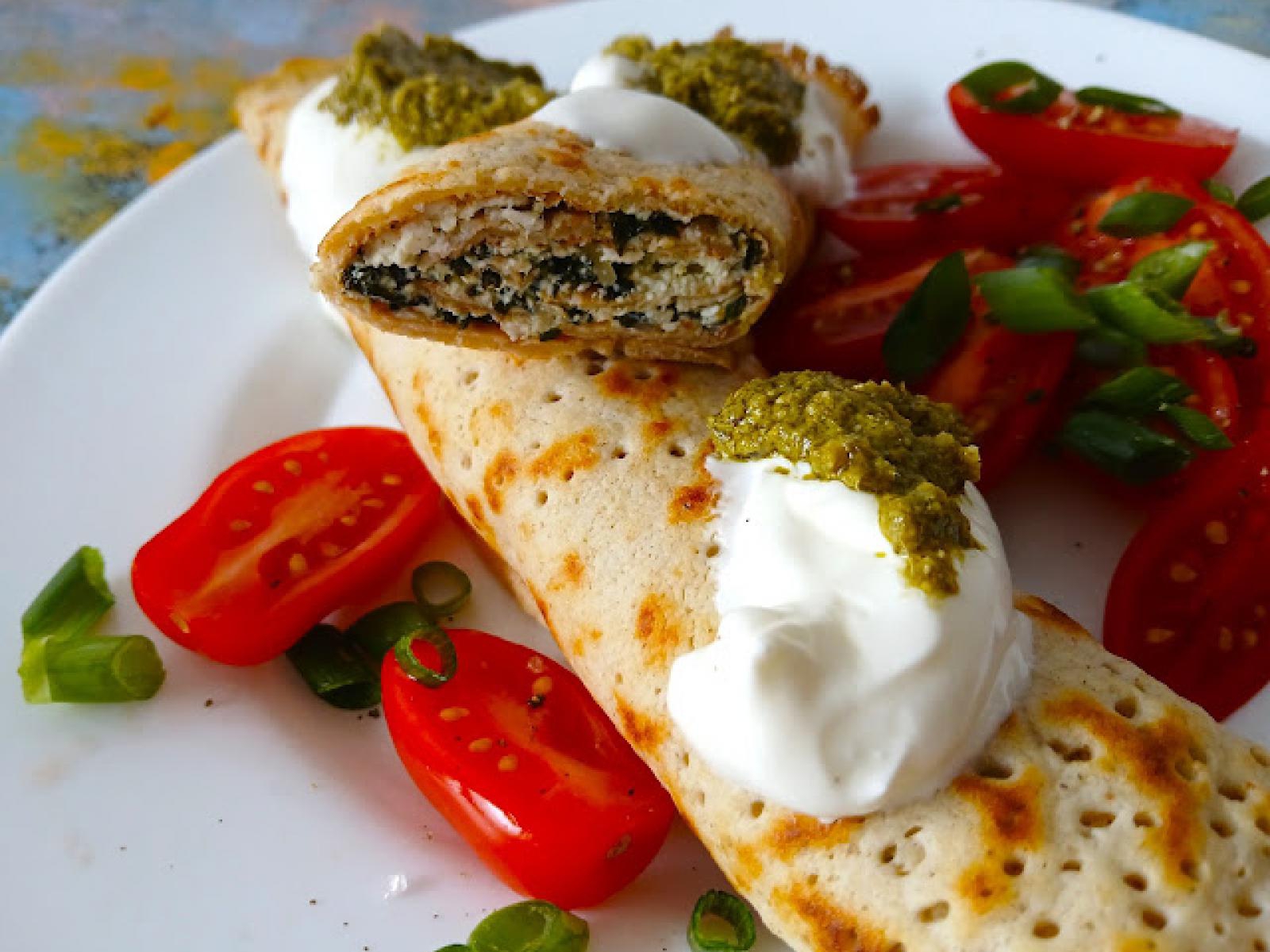 Naleśniki owsiane z twarogiem i szpinakiem z dodatkiem pesto