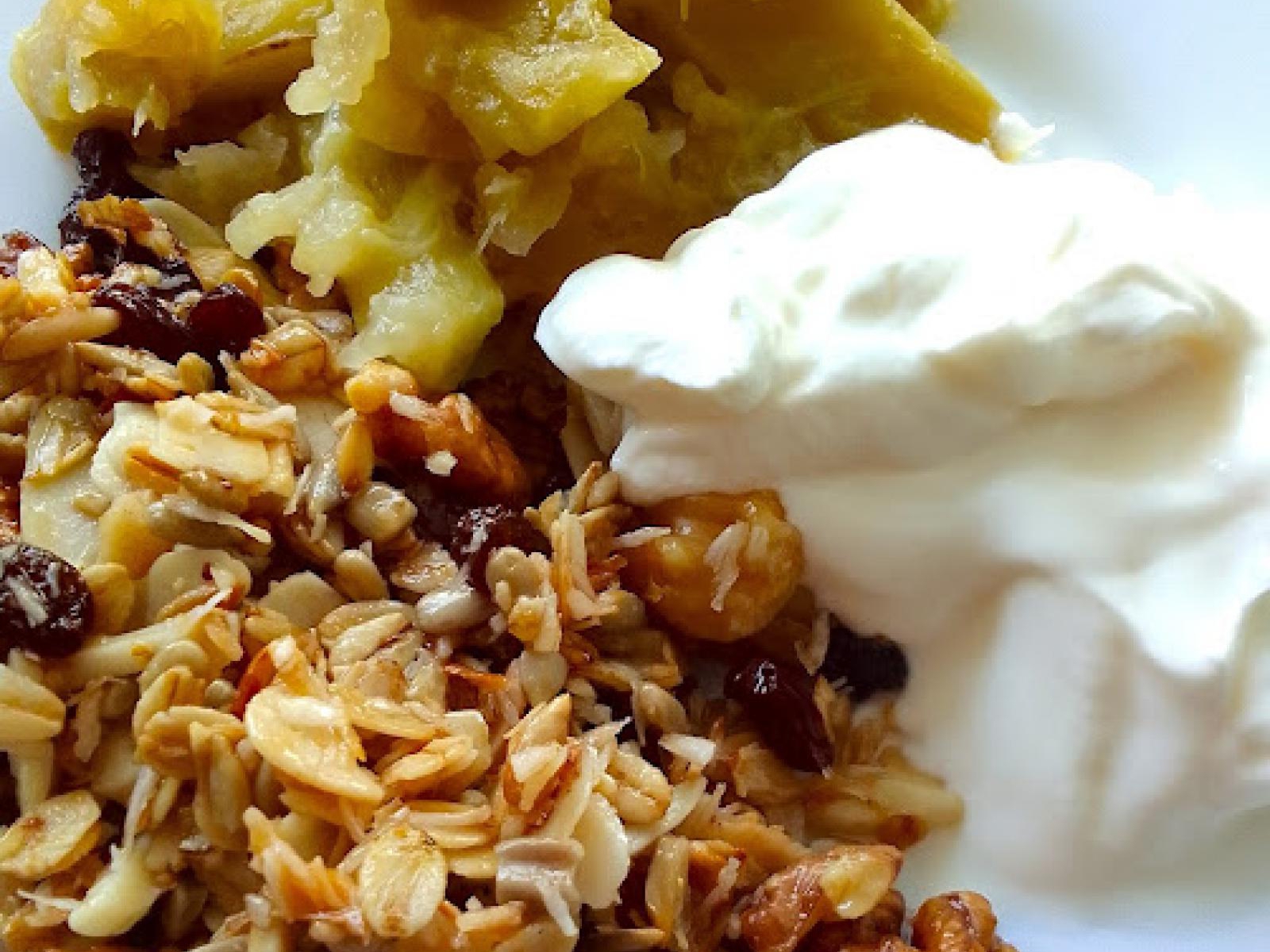 Oszukana granola z rabarbarem
