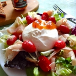 Burrata z mixem sałat i...
