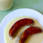 Biała kiełbasa z sosem...