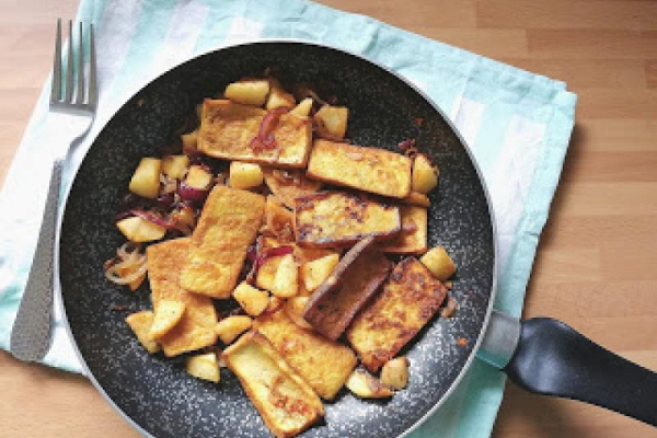 Tofu wędzone z jabłkami z patelni