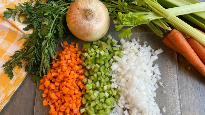 Soffritto, mirepoix, włoszczyzna, czyli warzywne bazy smaku w kuchniach świata.