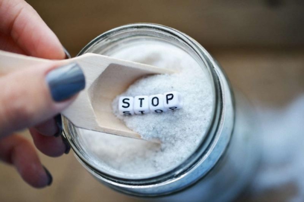Nadmiar soli w diecie i jej przedawkowanie – sygnały, które wysyła organizm, świadczące o nadmiarze