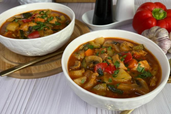 Zupa gulaszowa drobiowa - Szybki i sycący obiad dla całej rodziny