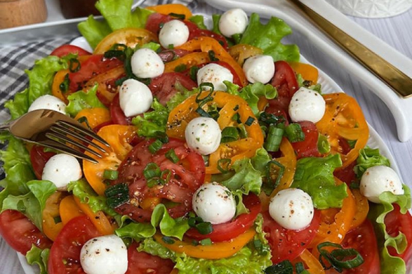 Pomidory z sałatą i mozzarellą - idealny dodatek do grilla lub obiadu