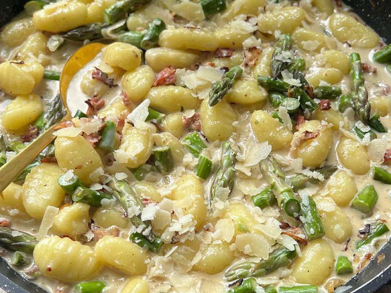 Gnocchi w kremowym sosie ze szparagami