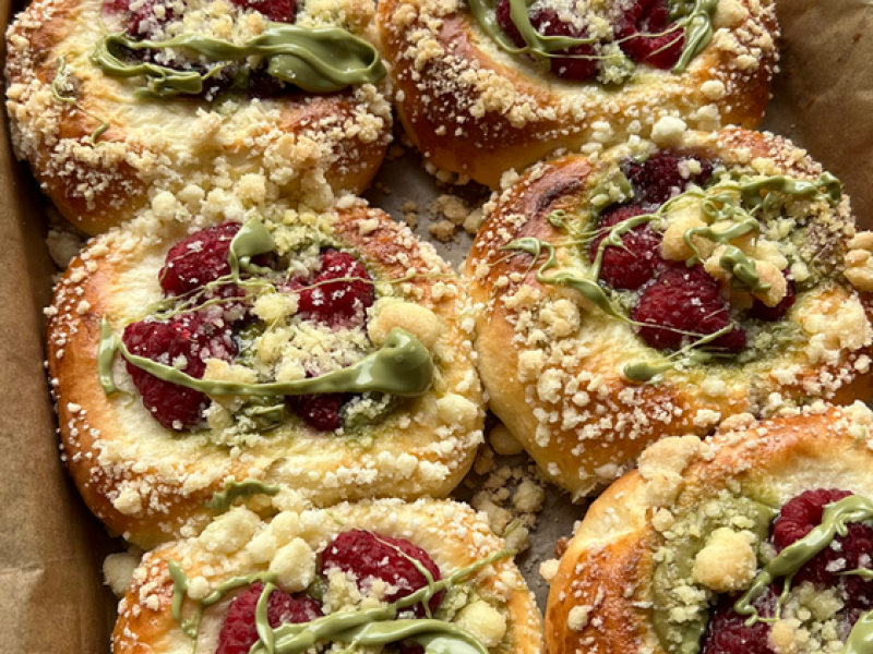 Drożdżówki z kremem pistacjowym i malinami