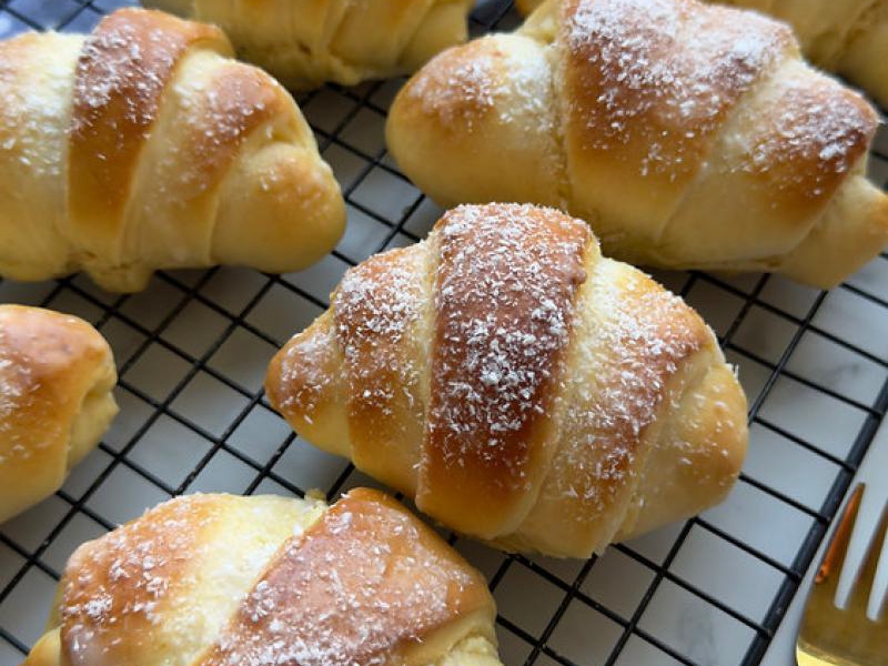  Drożdżowe rogaliki z serem  