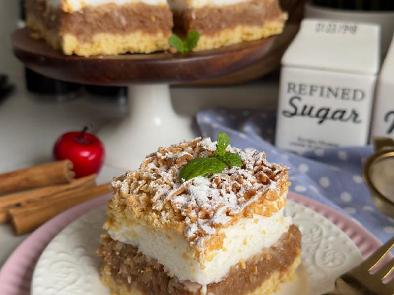 Szarlotka z bezą na kruchym cieście