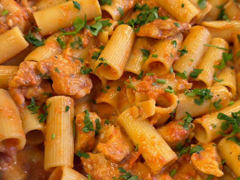 Makaron z kurczakiem w sosie pomidorowym