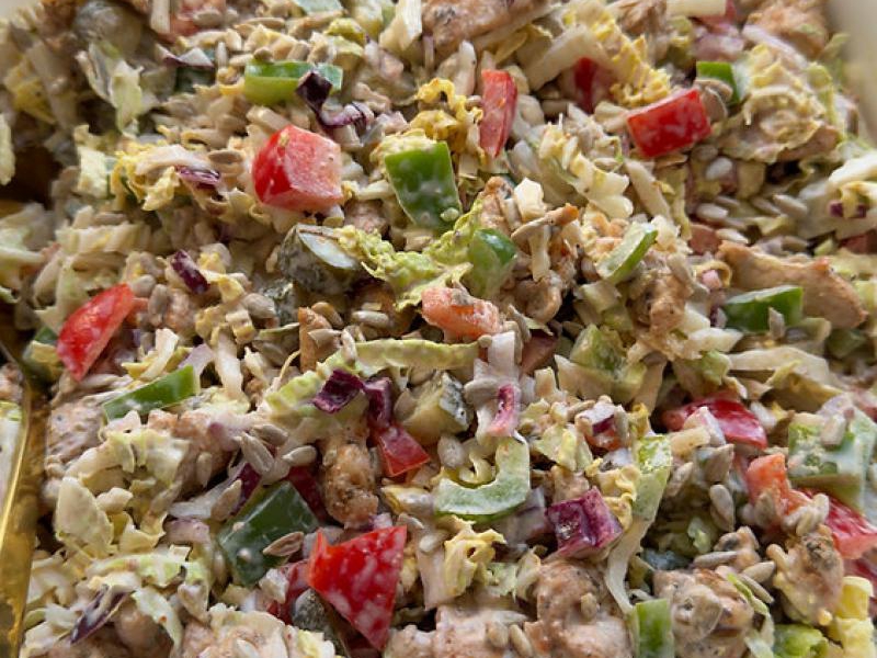 Sałatka z kurczakiem i prażonym słonecznikiem