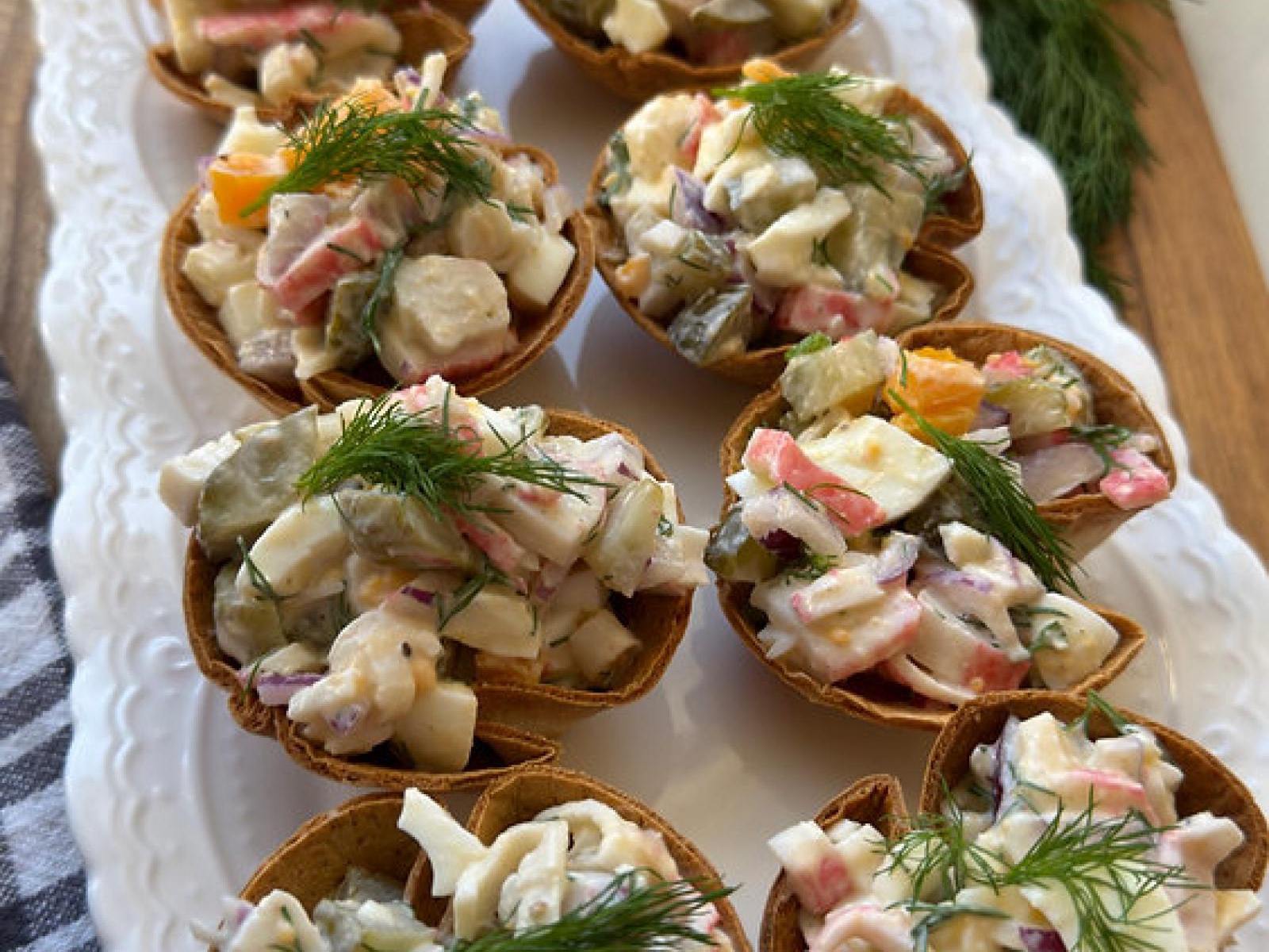 Sałatka w chrupiących koszyczkach z tortilli