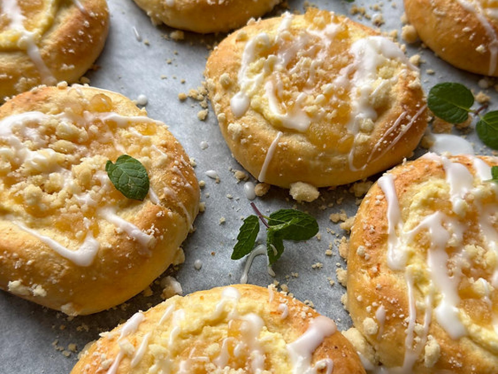 Drożdżówki z serem i prażonymi jabłkami ♥️