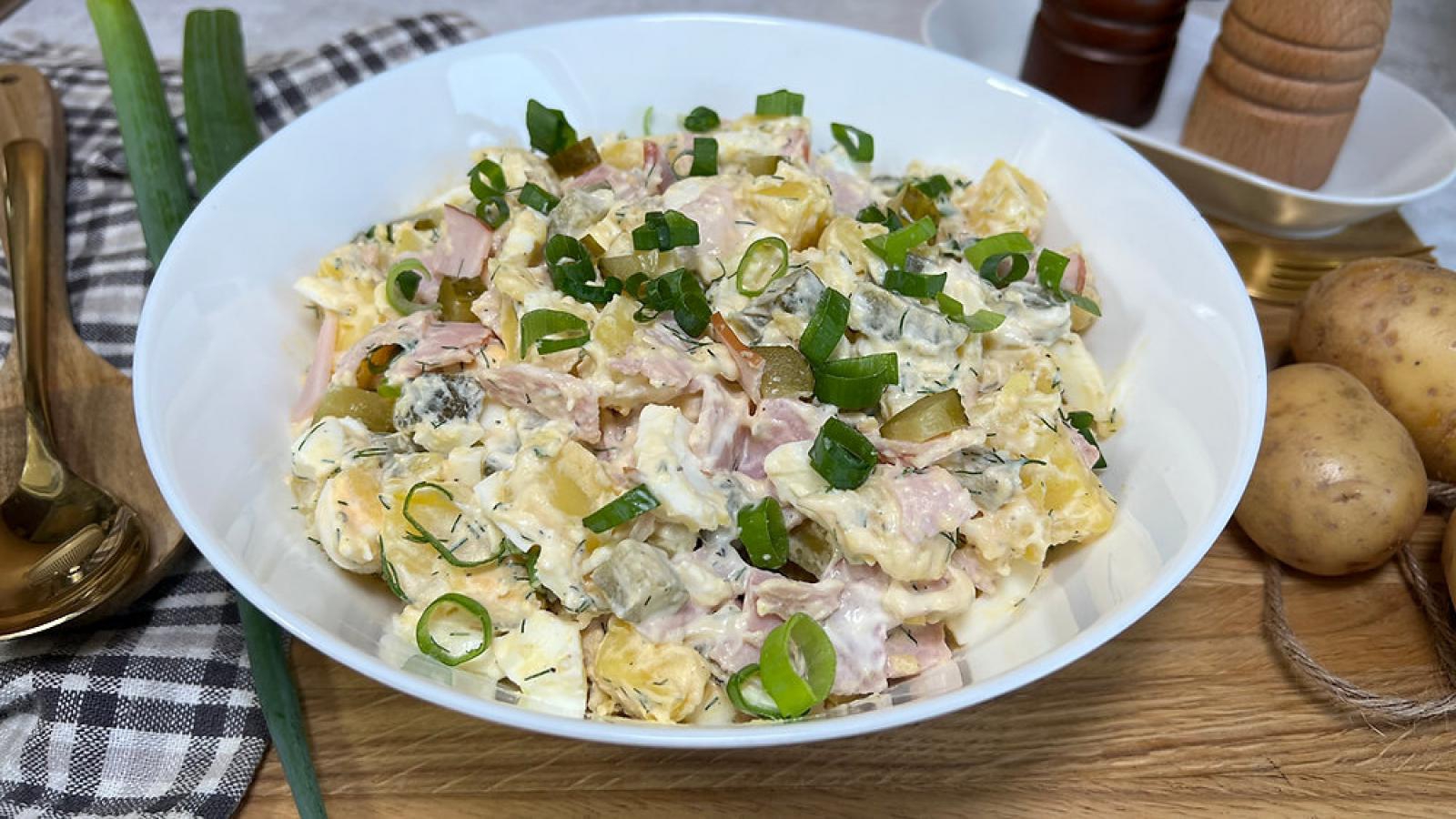 Sałatka ziemniaczana z jajkiem i szynką