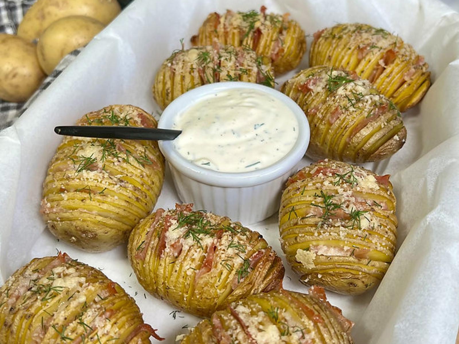 Ziemniaki hasselback z dodatkiem szynki i parmezanu