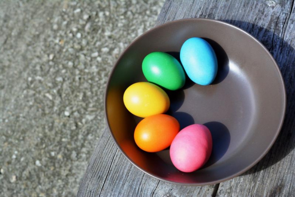 Czym farbować jajka – naturalne barwniki do malowania jajek wielkanocnych
