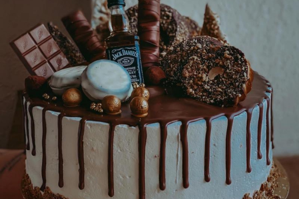 Tort z butelką prawdziwego Jack Daniel’s: słodycz, która odmieni każde święto 