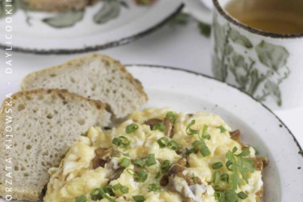 Jajecznica z kurkami na maśle – nr 1 na jesienne śniadanie