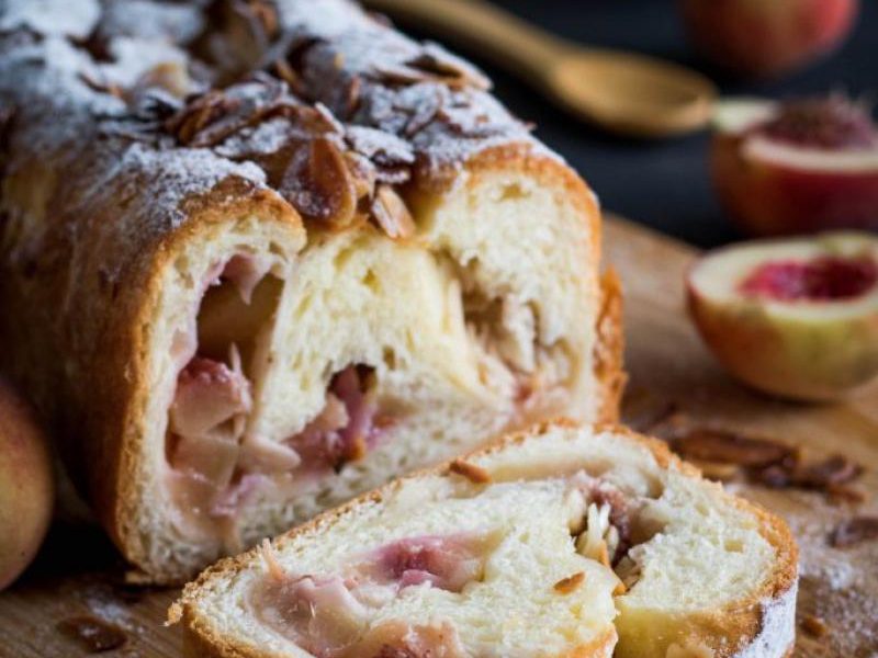 Drożdżowe ciasto z brzoskwiniami i migdałami