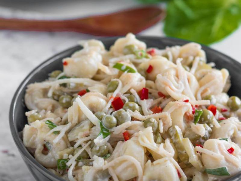 Sałatka z tortellini z sosem chrzanowym